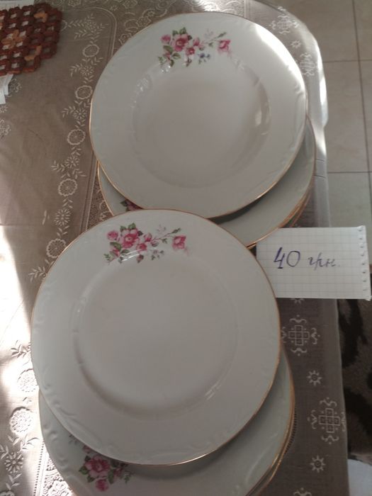 Тарелки  мелкие и глубокие. Баночки для сыпучих