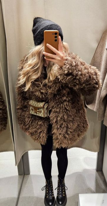 Zara krótki płaszcz ze sztucznego futerka S