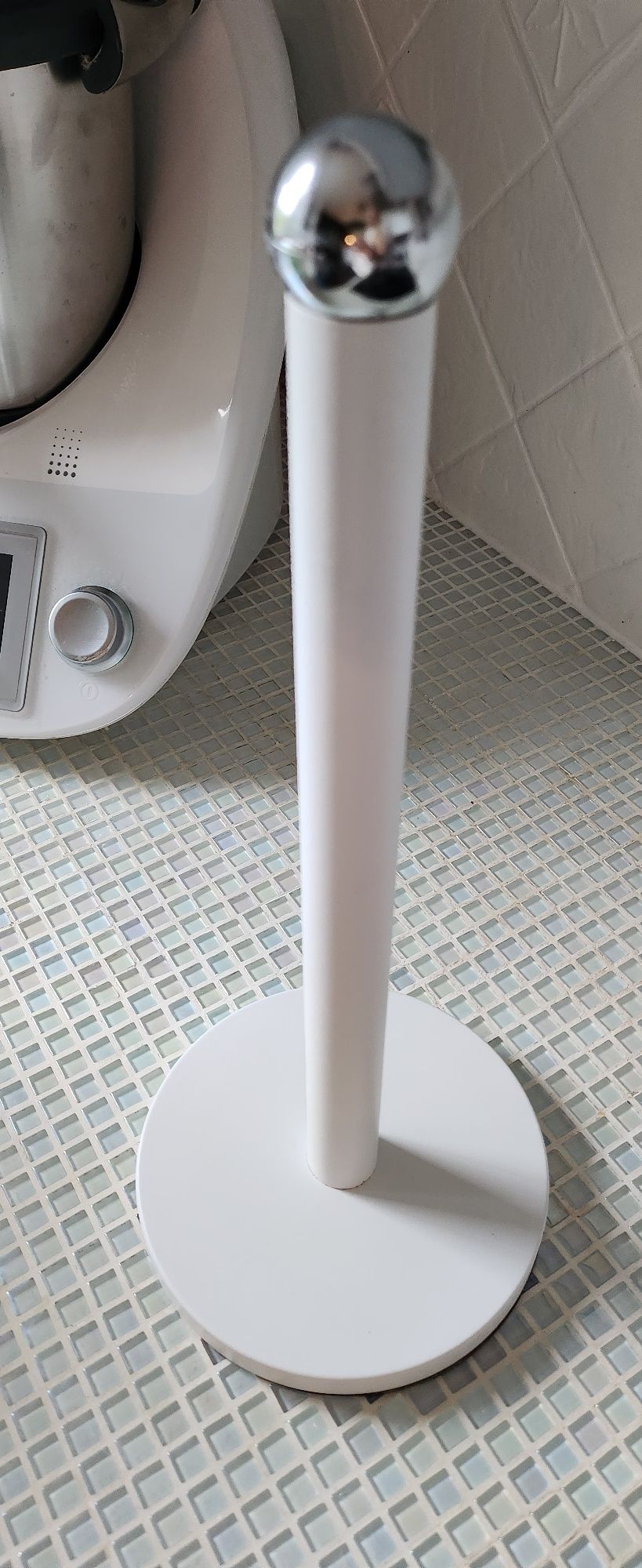 Biały stojak na ręczniki papierowe, akcesoria do kuchni