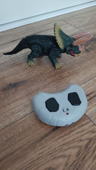 Dinozaur zdalnie sterowany pilotem