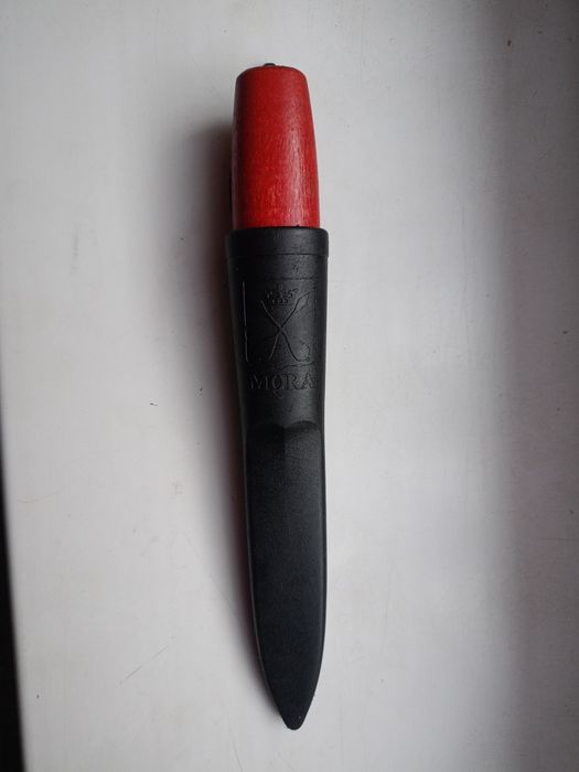 Nóż mora z czerwoną rączką