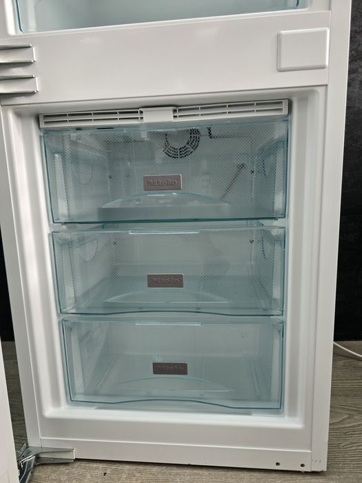 Вбудований холодильник Miele®️ Kfn37232  NoFrost DunaCool Led