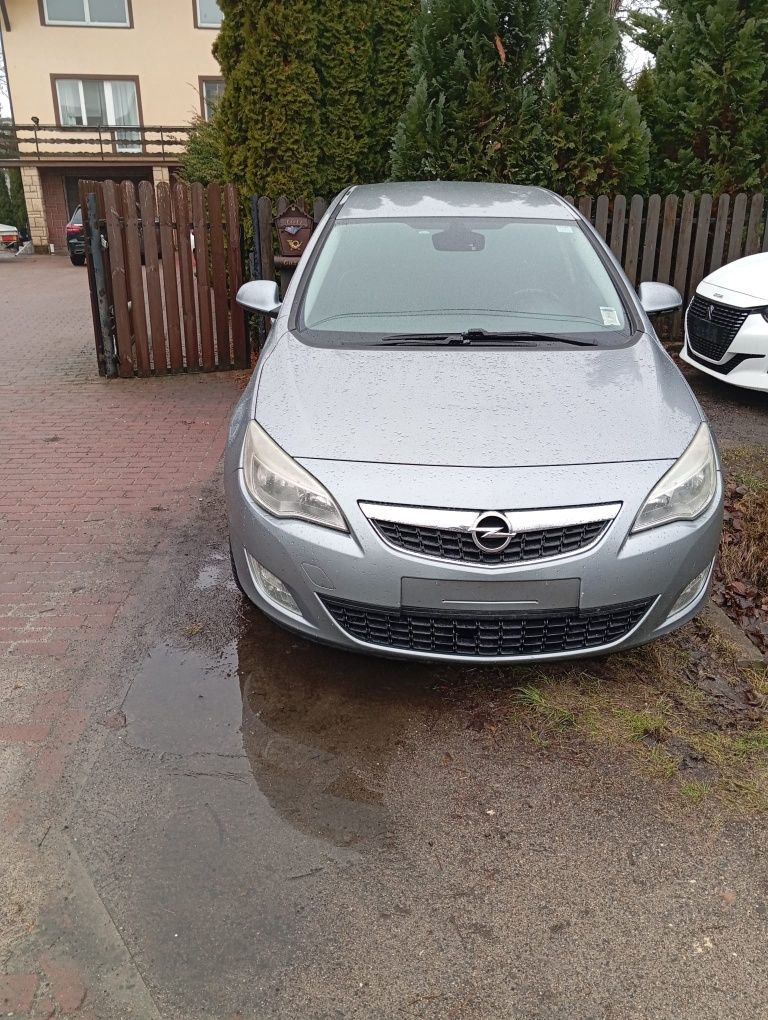 Opel Astra J Cosmo 1.7l diesel 2011 rok