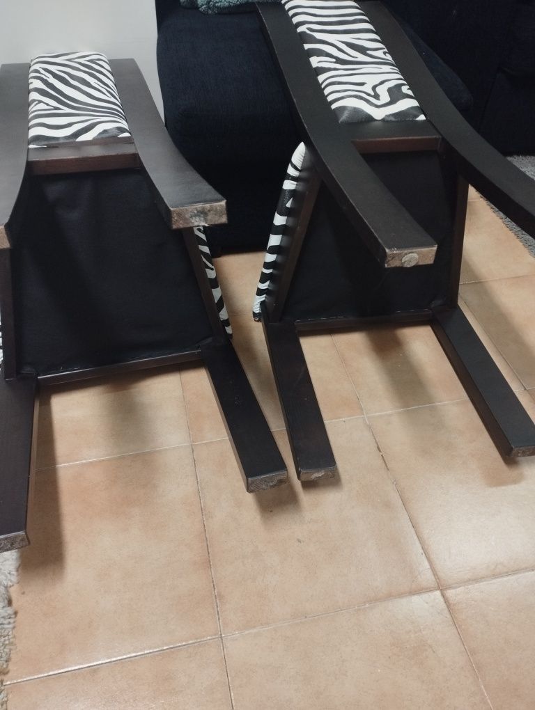2 cadeiras madeira escura