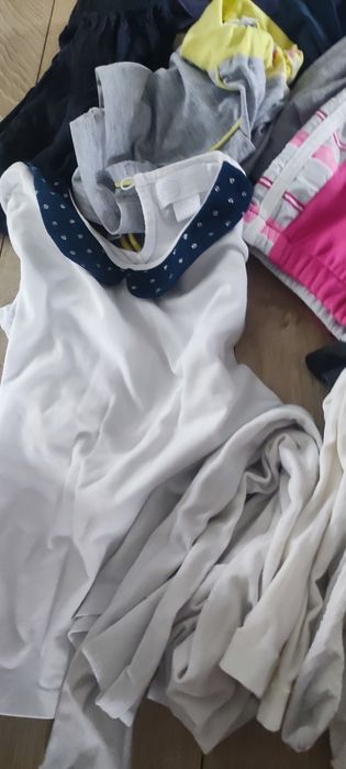 Paka ciuchów dla dziewczynki 104-116 
17 ciuchów 
Stan dostateczny i
