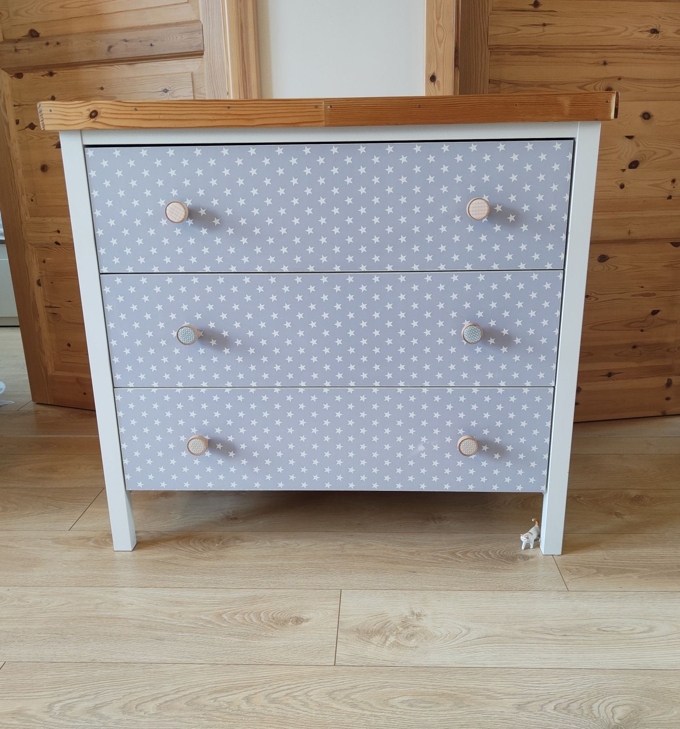 Komoda IKEA Koppang z drewnianą nadstawką – baza pod przewijak