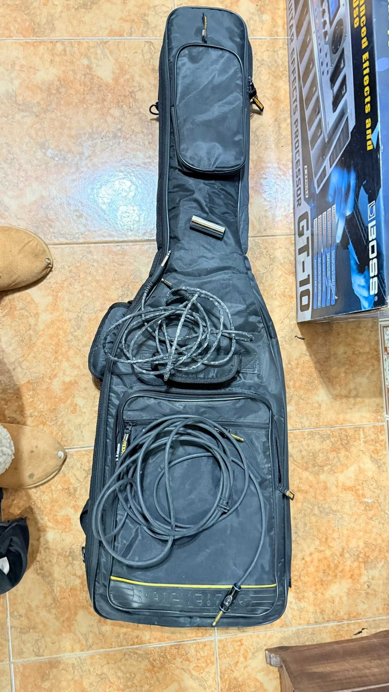 Guitarra elétrica, amplificador e pedais de efeito