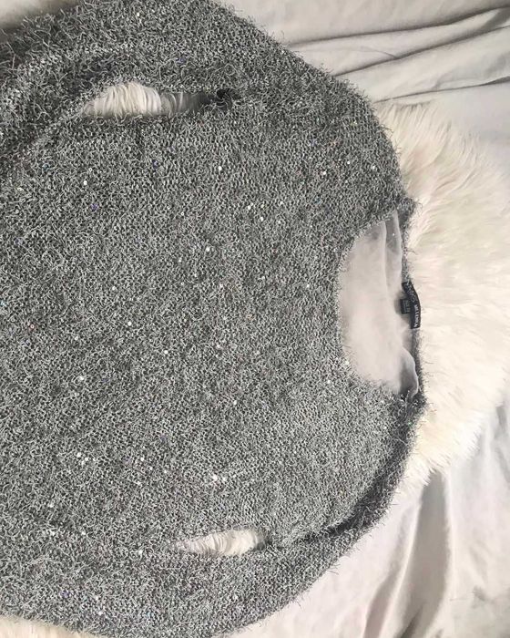 Camisola com detalhe de brilhantes e transparência nas costas