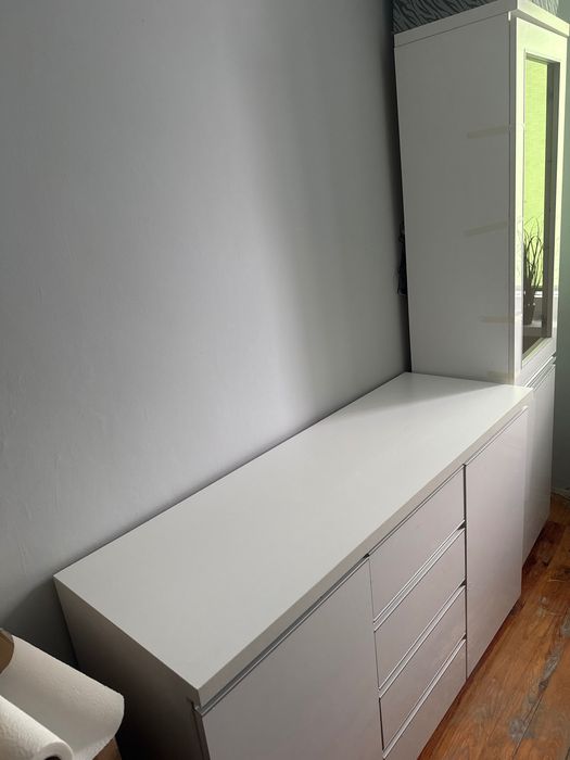 Zestaw mebli komoda szafa i witryna alkoholowa podświetlana