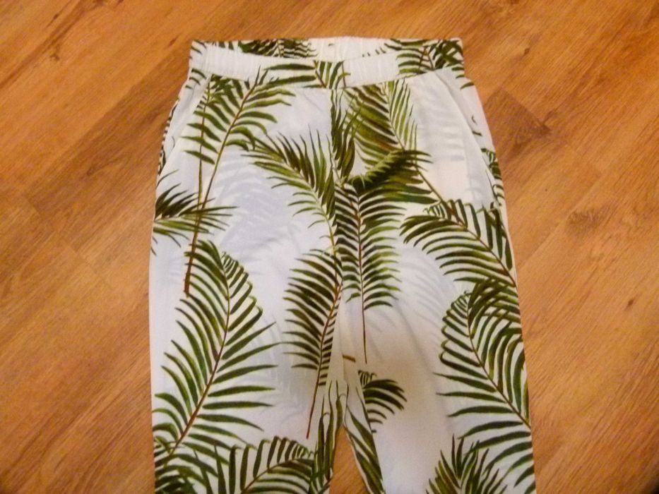 H&M spodnie cienki lejący materiał białe w liście dł 4/5 rozm 42 XL