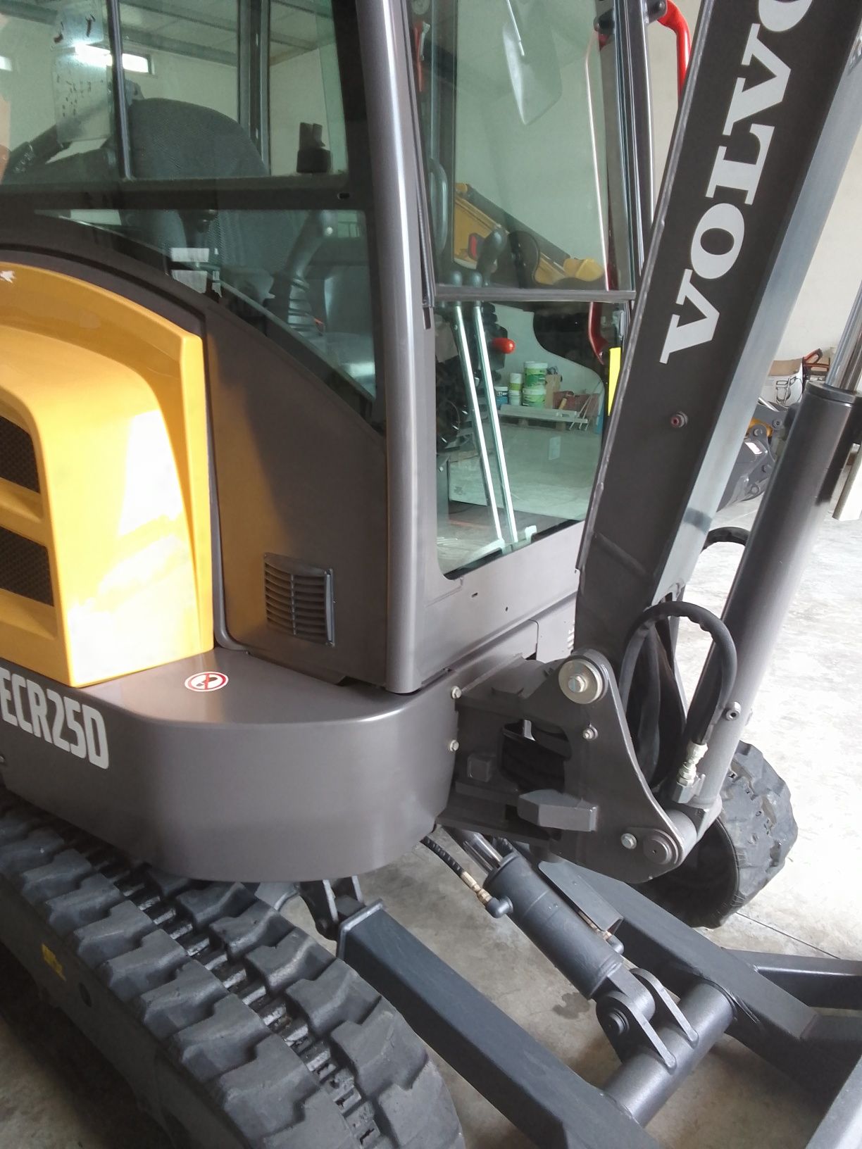 Mini giratória escavadora VOLVO com 2600kg