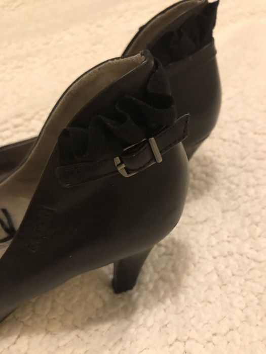 Eleganckie czółenka czarne Bugatti