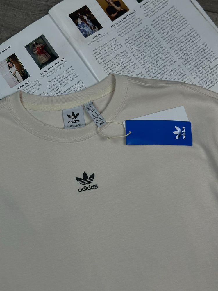 оригінальна оверсайз футболка Adidas з нових колекцій
