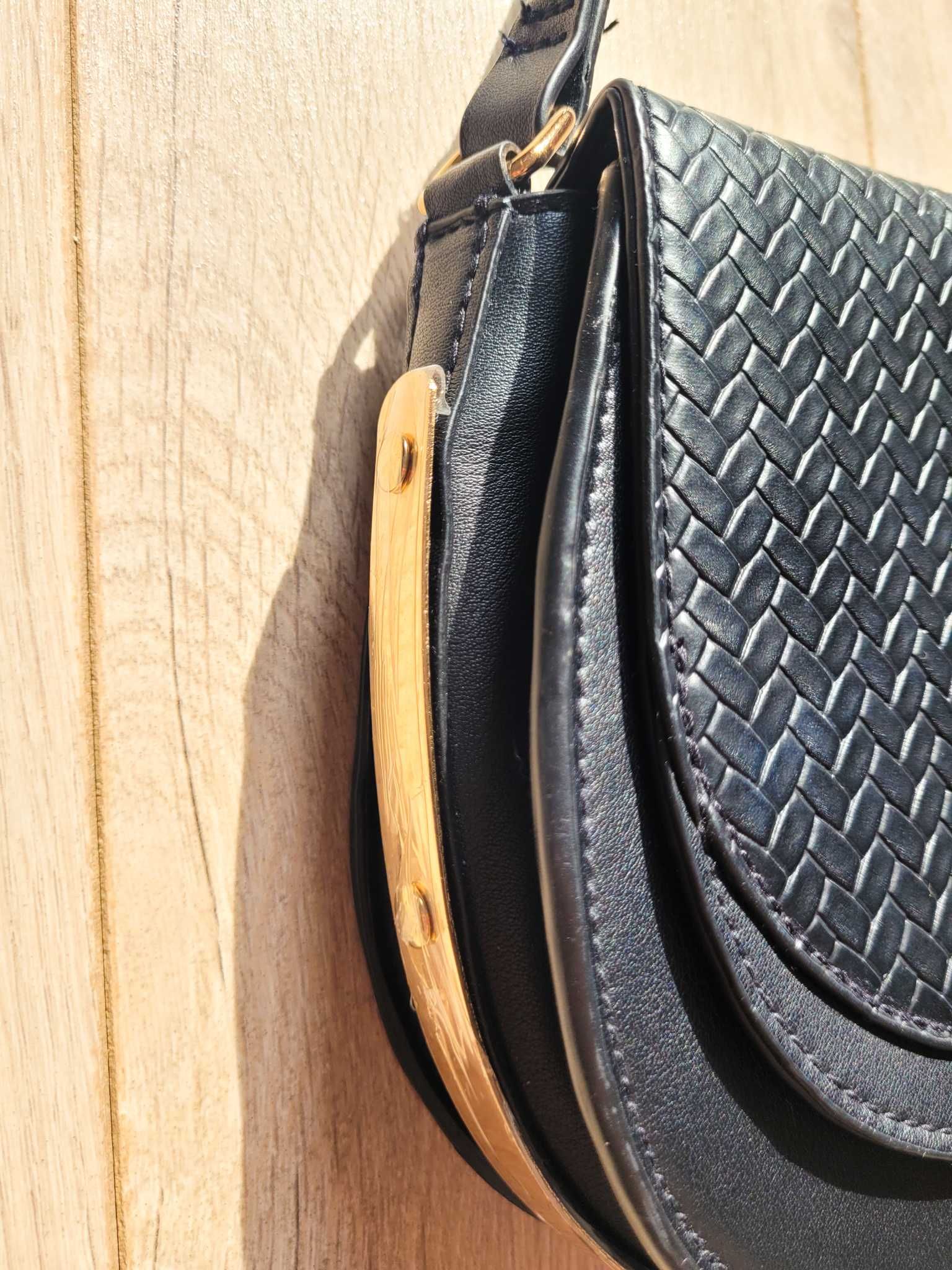 Mała czarna torebka ze złotym elementem, H&M