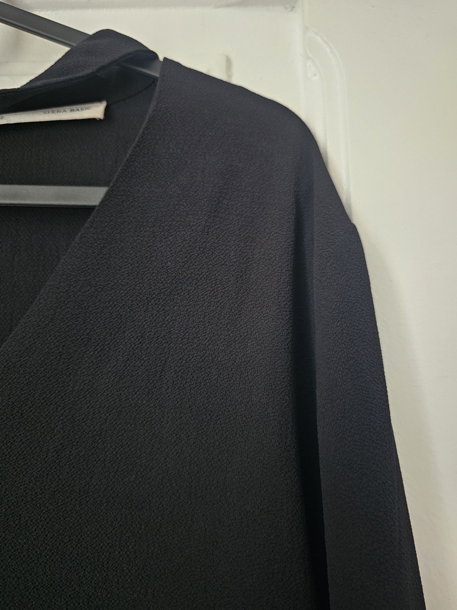 SFERA • Blusa com detalhe no decote