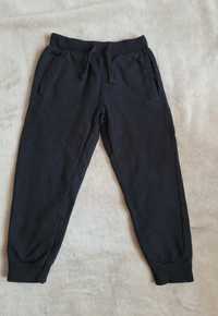 110 czarne chłopięce spodnie dresowe (4-5 lat)