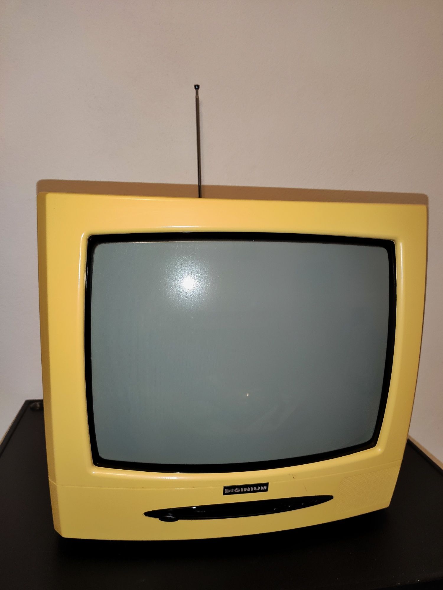 TV Diginium Amarela, como nova