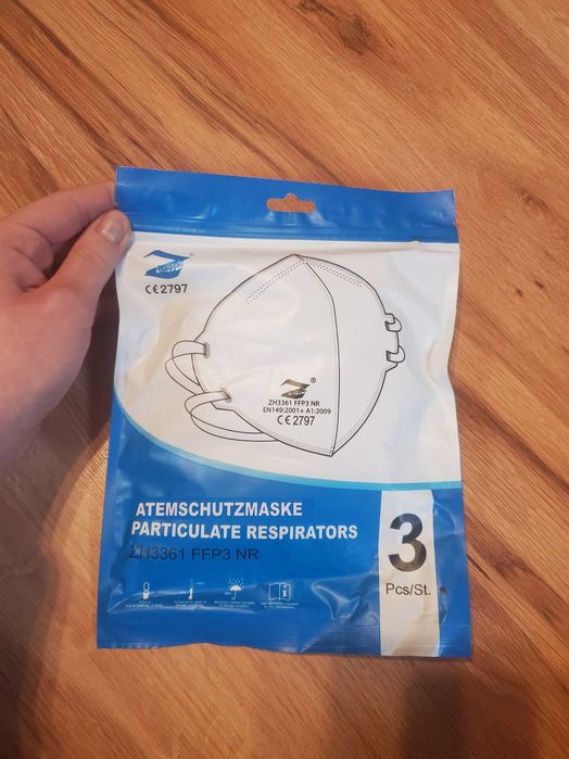 Maseczki jednorazowe z filtrem trzy sztuki