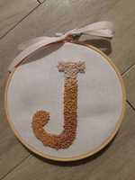 Literka J na tamborku, haft, ozdoba do pokoju dziecięcego