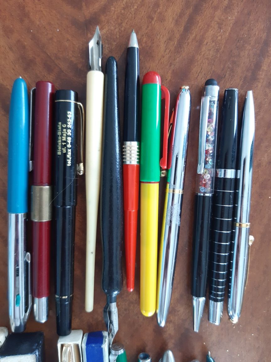 Zestaw starych długopisów i piór PRL