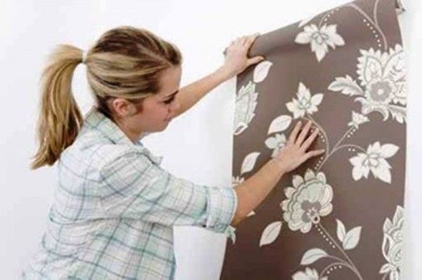 Поклейка шпалер, підготовка та шпаклювання стін.