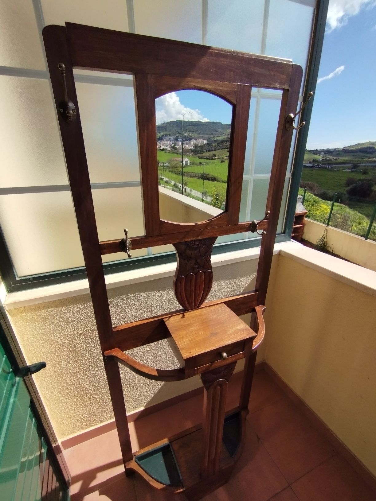 Cabide em madeira muito antigo, mais de 100 anos.
