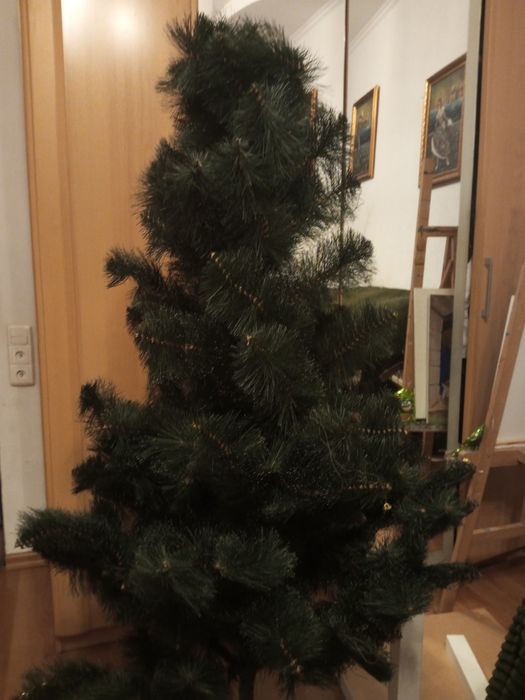 Продається ялинка штучна.