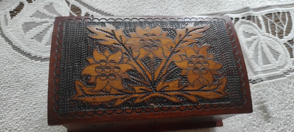 Drewniana skrzynka ozdobna