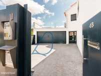 Arrendamento - 1.º andar de Moradia T5 com terraços e garagem fecha...