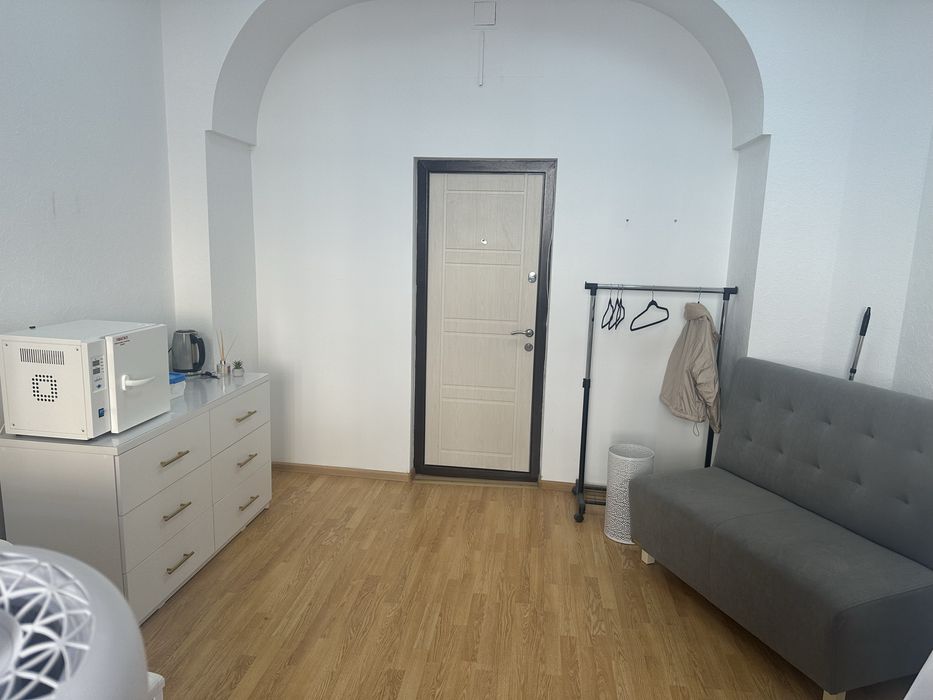 Робочі місця для майстра манікюра/бровиста