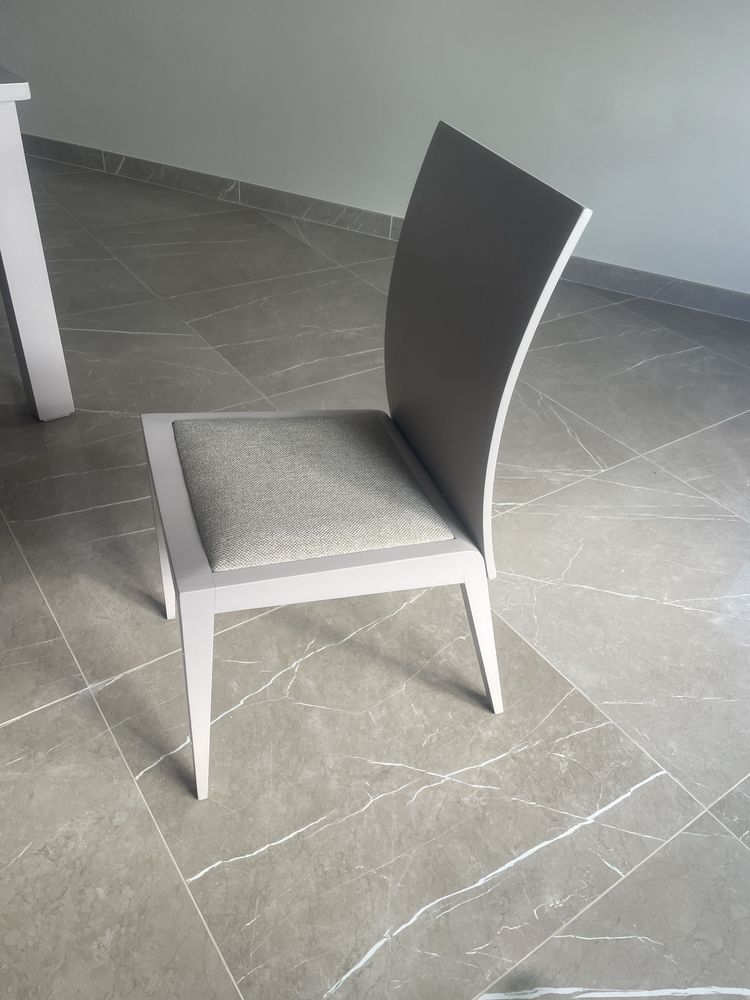 Sala de estar com linhas modernas e elegante