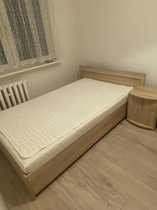 Łóżko z materacem i szafka nocna
