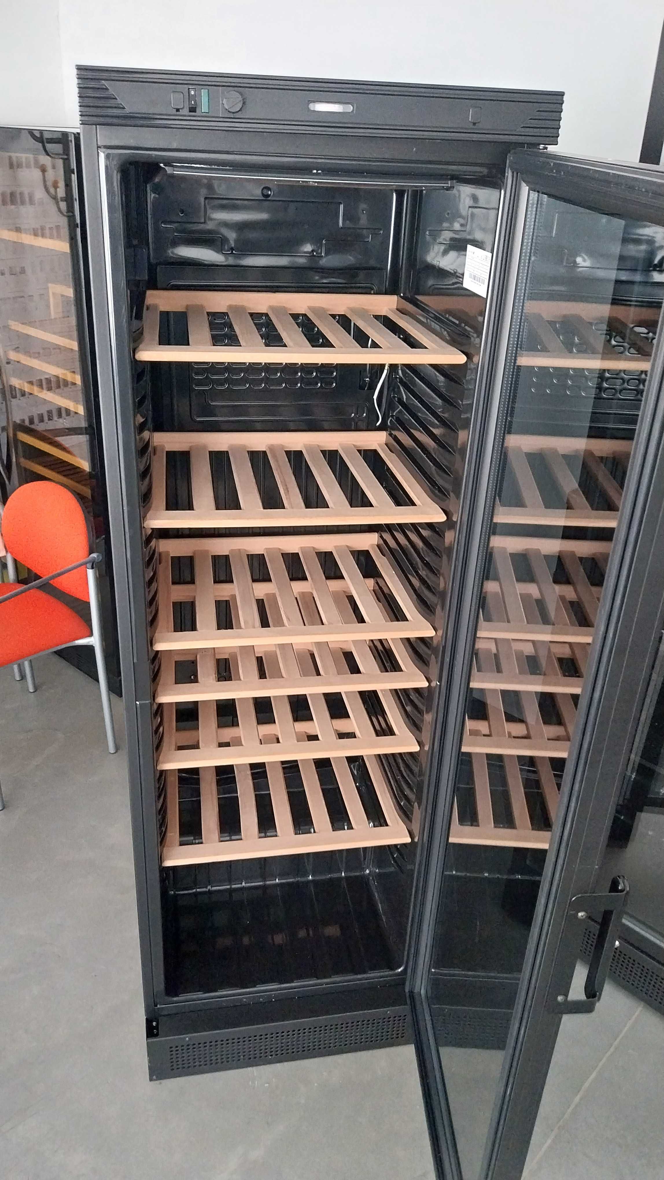 Winiarka TEFCOLD CPV1380E – 372 l, jednostrefowa, 118 butelek, czarna