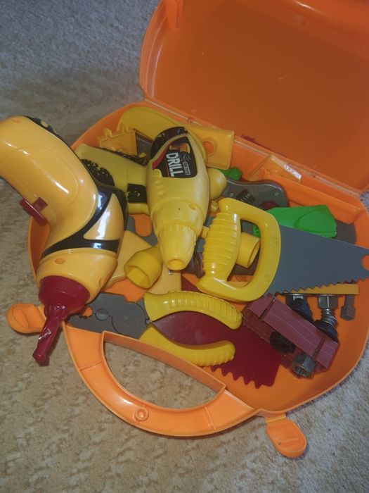 Набір інструментів. Інструменти дитячі. Каска.