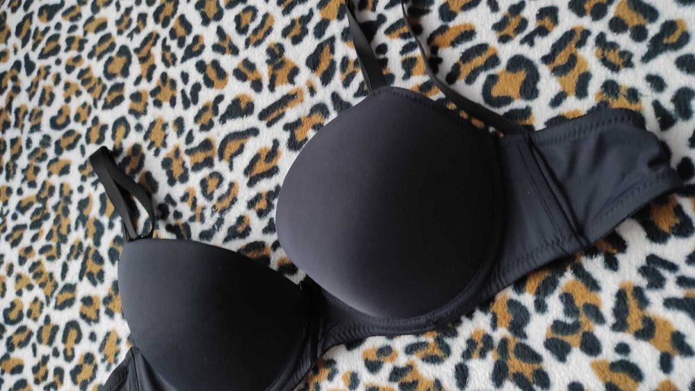 Czarny biustonosz gładki lekki push up basic