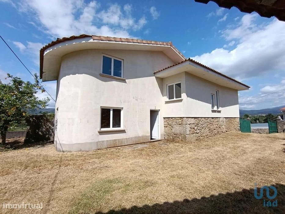Casa T3 em Bela de 203,00 m2