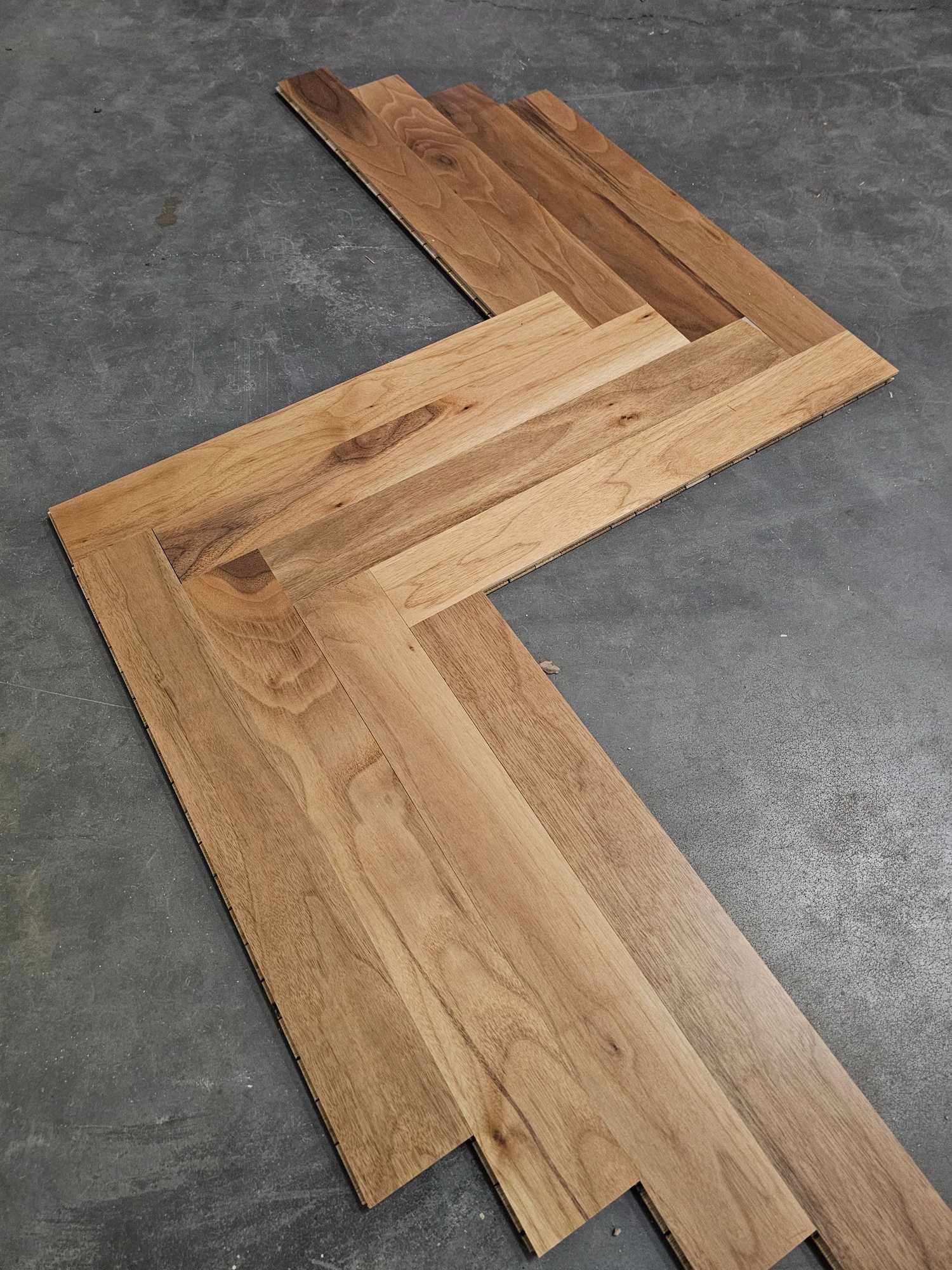 Jodełka klasyczna orzech jasny - lakier (11x62x480) 52 m2 PROMO