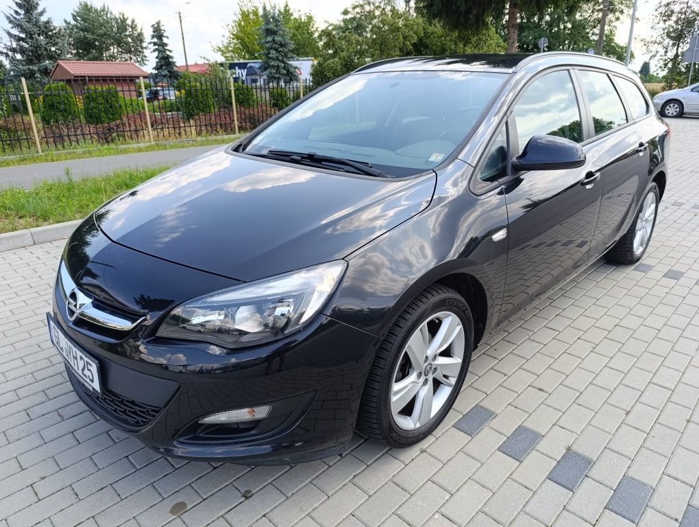 Astra J z Niemiec 1.6 16 V bezwypadkowa i serwisowana wzorowy stan