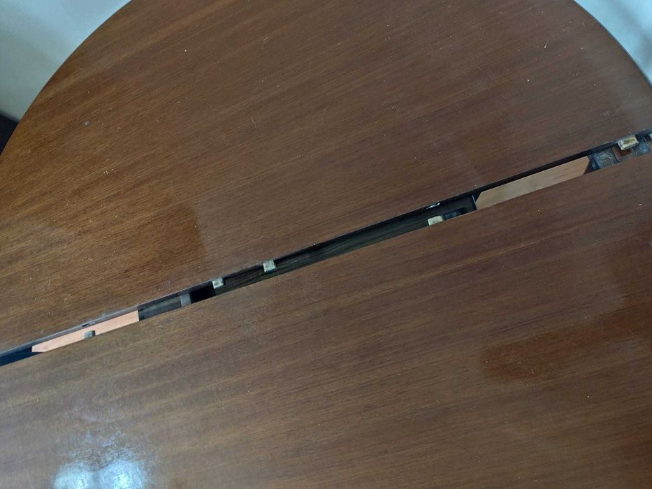 Mesa de madeira com 4 cadeiras embutidas estilo Hans Olsen