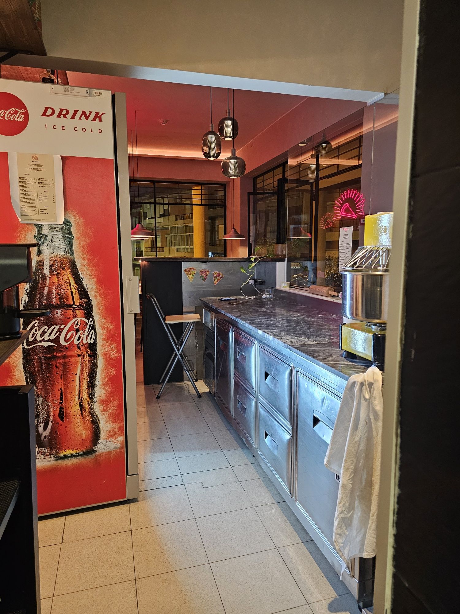 Trespasse Pizzaria remodelada em funcionamento