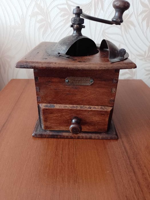 Антикварна кавомолка Peugeot Frères