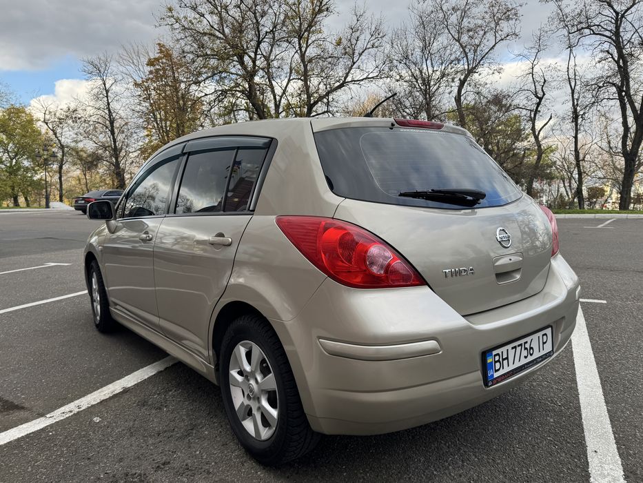 продам Nissan Tiida  2011 года 1.6 бензин