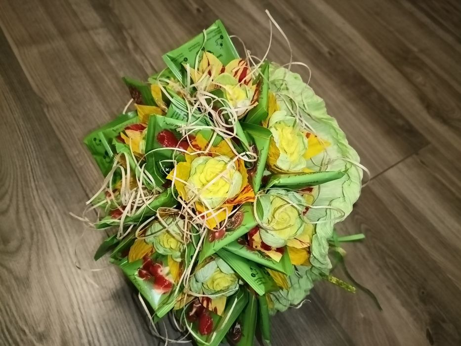 Bukiet z herbatą, cukierkami, słodki bukiet