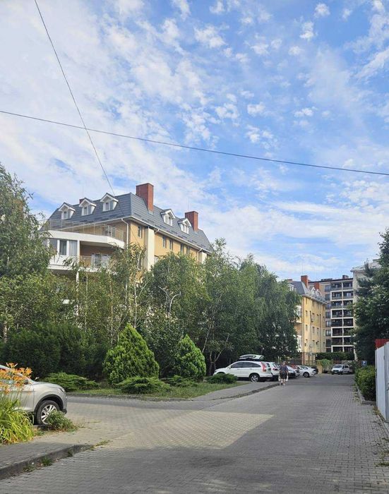Продаж дворівневої квартири з просторою терасою