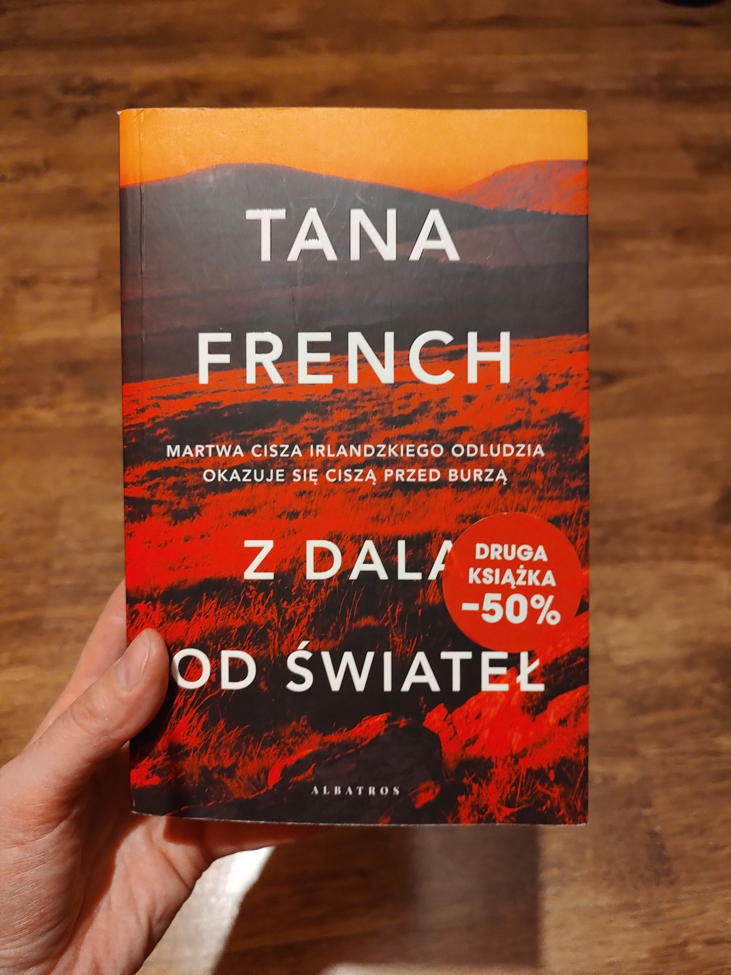 Z dala od świateł. Tana French.