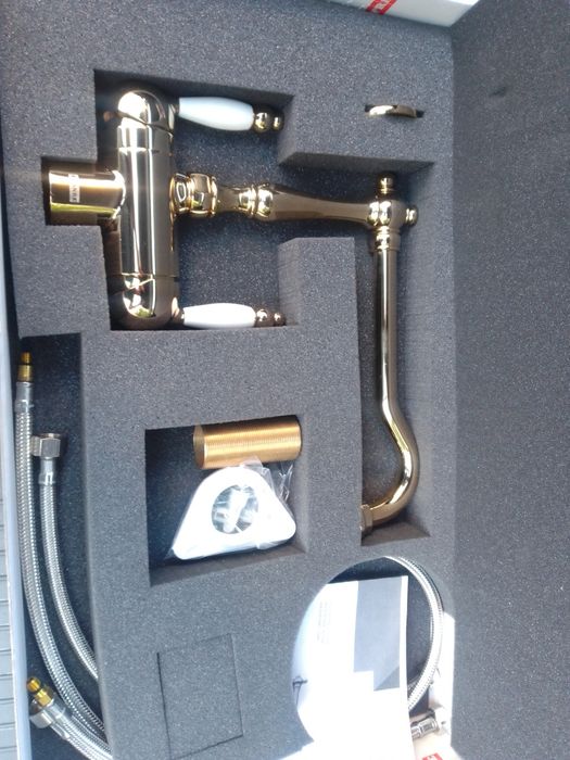 Кухонний змішувач з підключенням до фільтра для води.