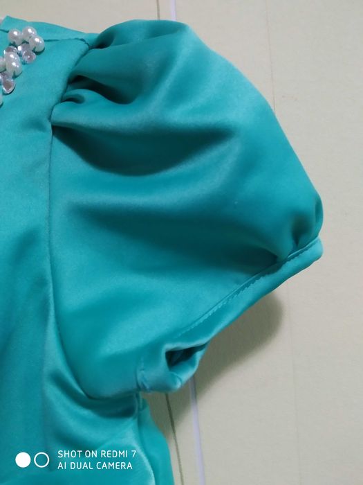 Нарядное платье р.98 зеленое на хлопковой подкладке