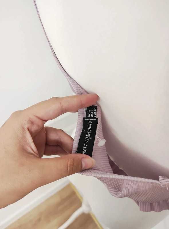 Top bez rękawów o krótkim kroju crop top falbanka PrettyLittleThing M