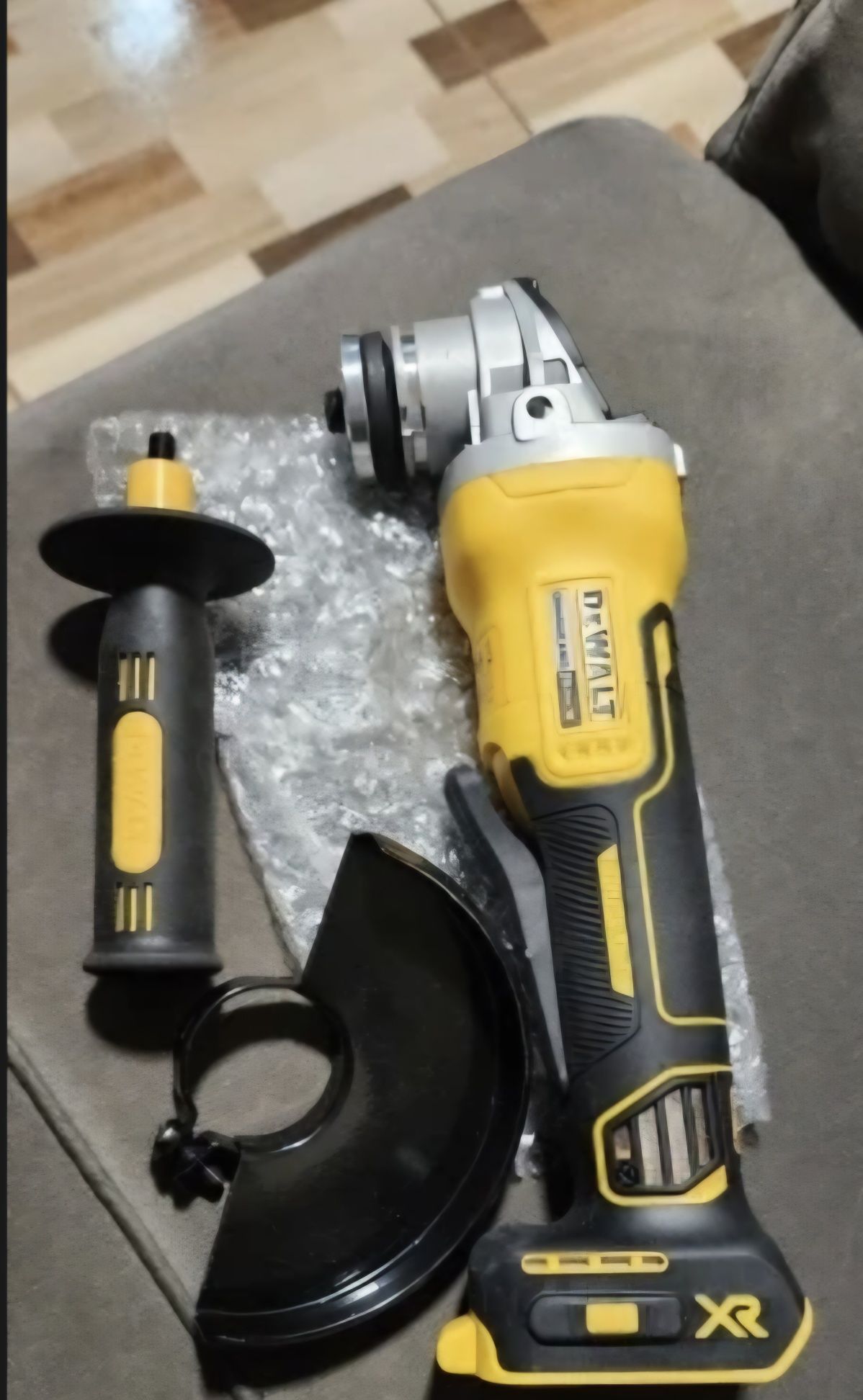 Dewalt Szlifierka kątowa z reg. obrotów