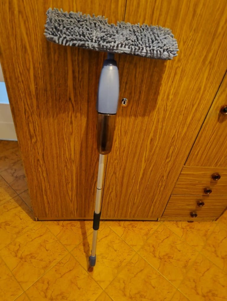Mop z pojemnikiem na wodę